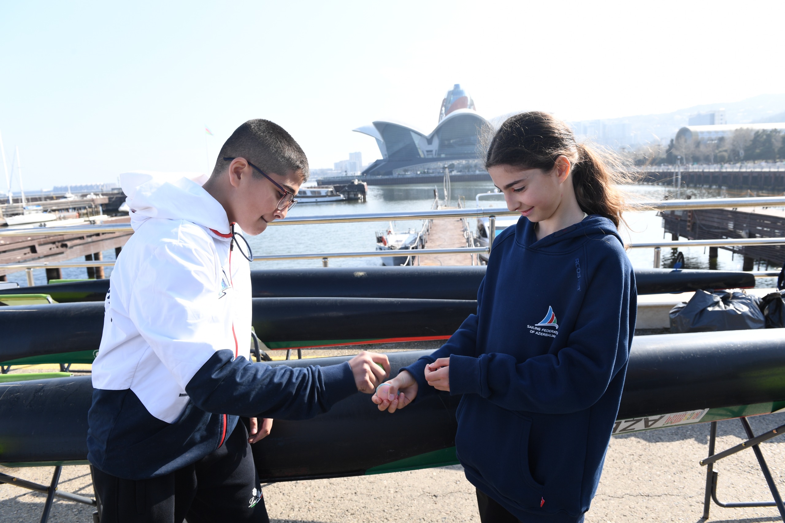 Bakıda Xəzərin suları avarçəkmə və yelkənli qayıqlarla bəzəndi (FOTO)